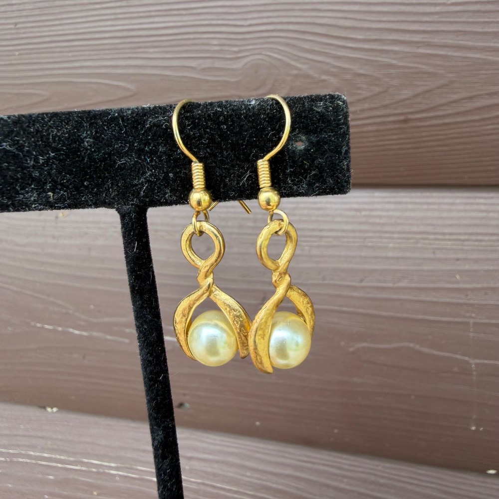 Vintage Brutalist Gold Tone Twisted Open Ribbon Faux Pearl Dangle‎ Earrings